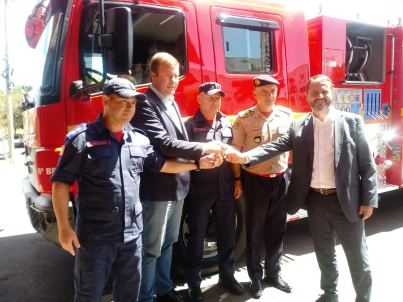 Bombeiros de Venâncio Aires recebem novo caminhão