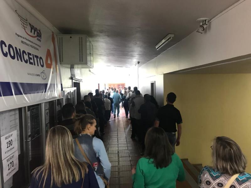 Pontos de votação registram filas na manhã deste domingo