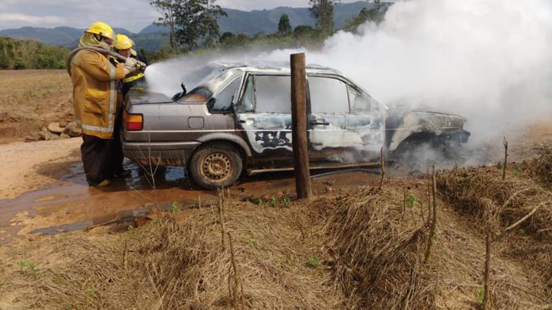 Carro é destruído pelo fogo no interior de Candelária