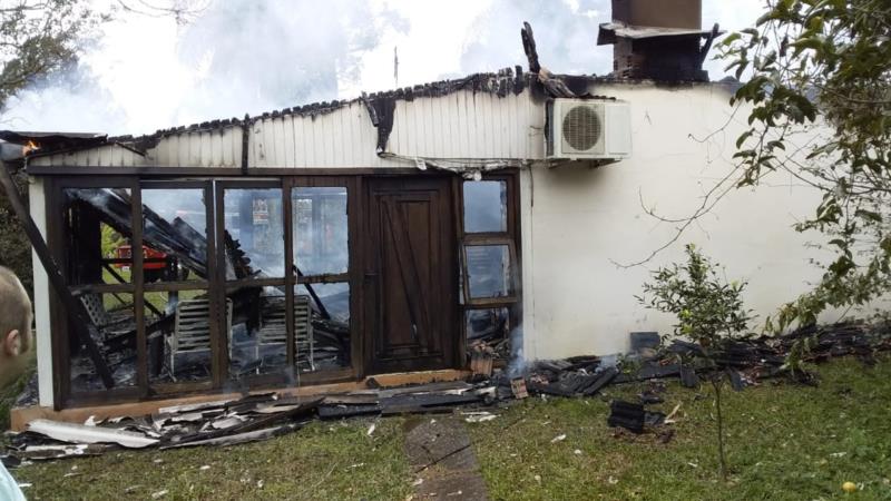 Casa é destruída pelo fogo no interior de Venâncio Aires