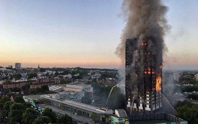 Incêndio em Londres deixa 12 mortos