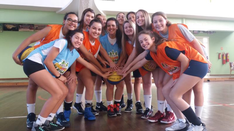 Meninas roubam a cena no basquete