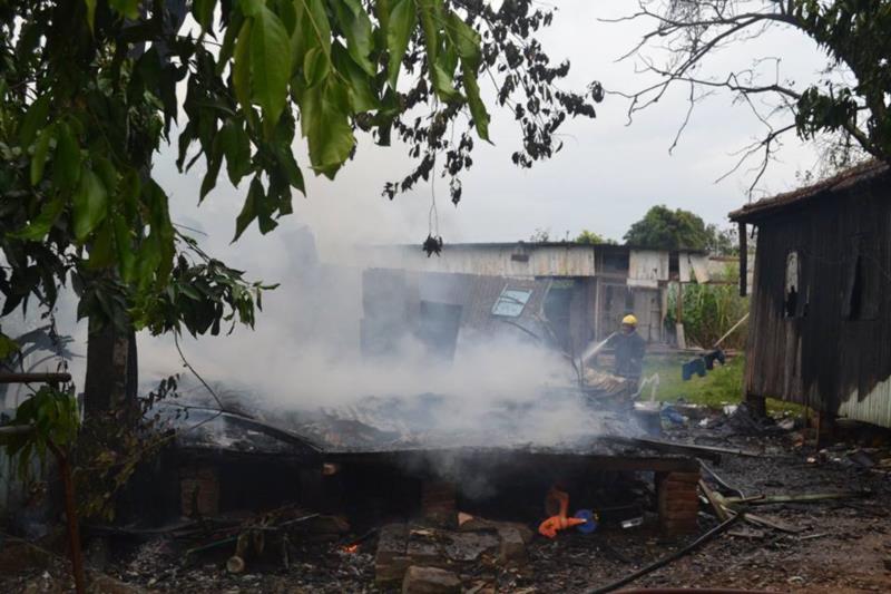 Casa fica totalmente destruída durante incêndio em Venâncio Aires