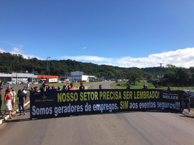 Em protesto contra novas restrições, empresários bloqueiam trecho da RSC-287