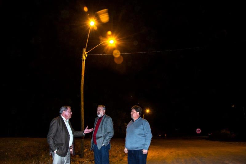 Prefeitura de Santa Cruz instala luminárias na entrada de Linha Seival