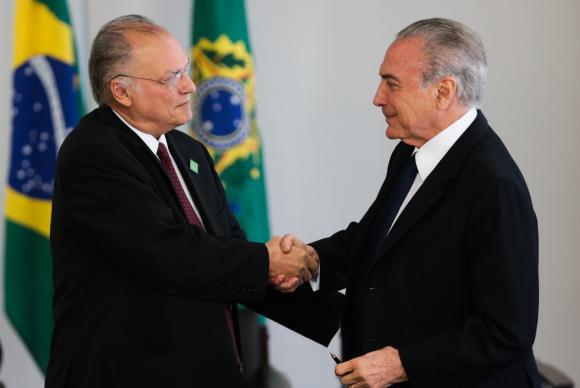 “Freire vai ajudar a salvar o Brasil”, diz Temer ao dar posse ao novo ministro