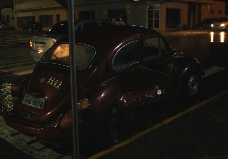 Carros colidem na Claúdio Manoel