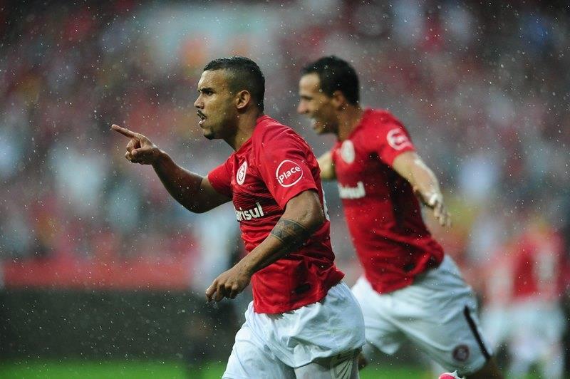 Inter vence Figueirense por 3 a 0 e retoma a liderança