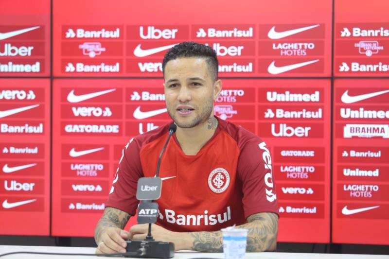 Lateral Bruno é apresentado pelo Inter