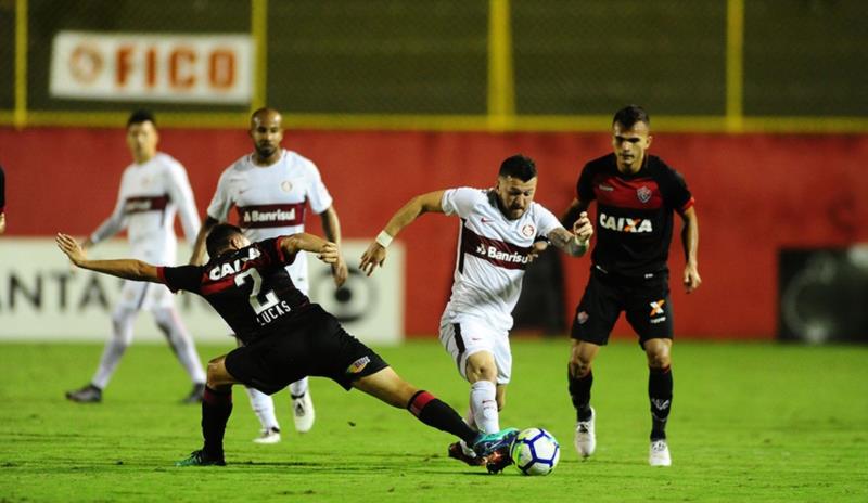 Com gol no finalzinho, Inter bate o Vitória em Salvador e entra no G4