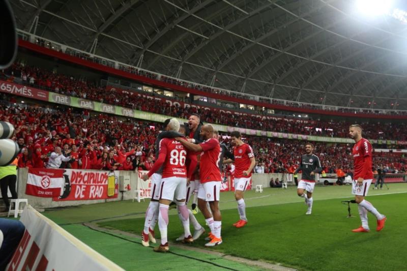 Inter bate o Flamengo e chega à liderança do Brasileirão