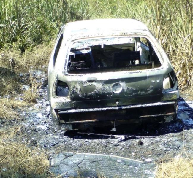 Carro queimado e sem rodas é encontrado em Linha Capão