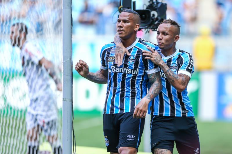 Grêmio vira, vence o Vasco na Arena e volta ao G4