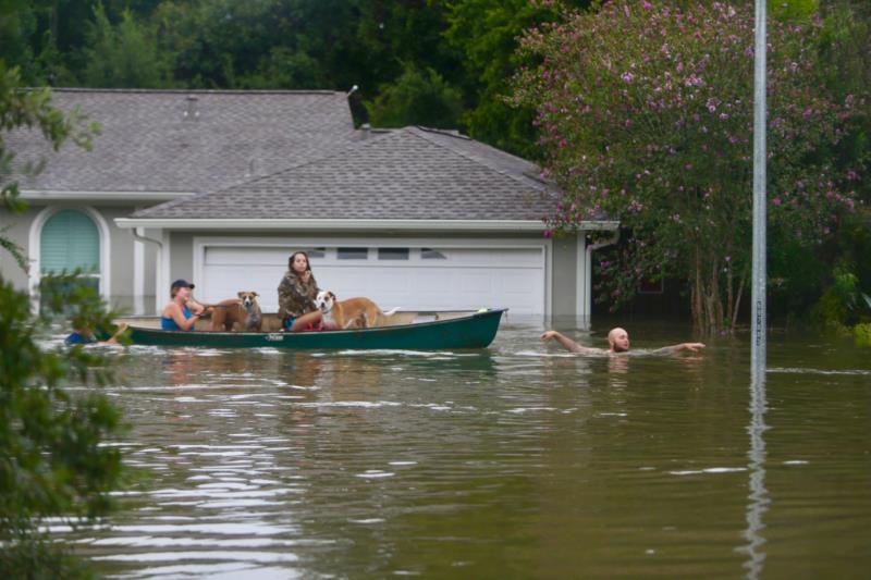 Mesmo enfraquecido, Harvey deixa cinco mortos e inundação em Houston