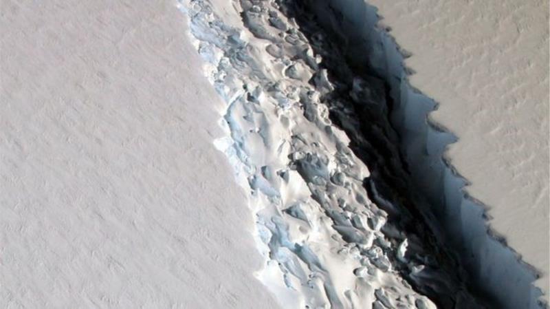 Iceberg gigante está prestes a se soltar na Antártida