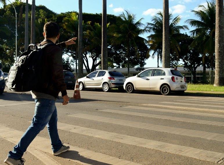 Gesto com braço feito por pedestre para atravessar as ruas pode virar lei no país