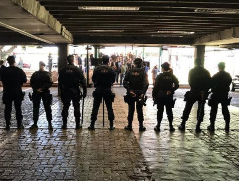 Manifestantes contrários à reforma da Previdência tentam invadir a Câmara