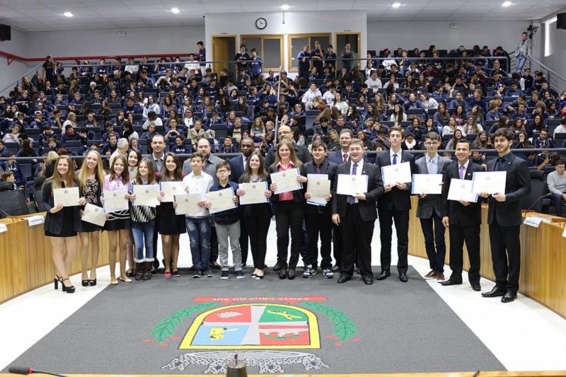 Estudantes elegem políticos para gerir cidade-laboratório