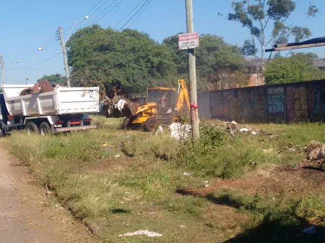 Prefeitura efetua limpeza nos arredores da Escola Nossa Senhora da Esperança