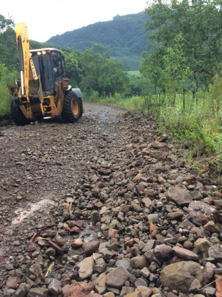 Secretaria de Obras trabalha em localidades mais atingidas pela chuva