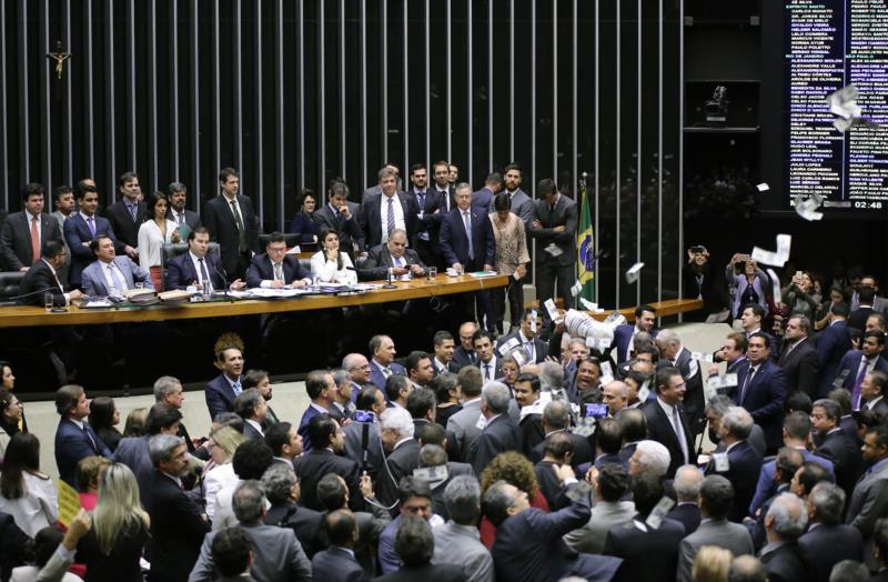 Oposição fala em nova denúncia contra Temer e governistas focam em reformas econômicas