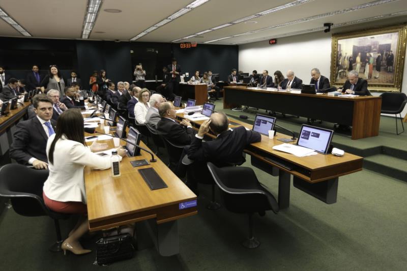 Comissão da reforma política aprova ‘distritão’ para eleições de 2018 e 2020