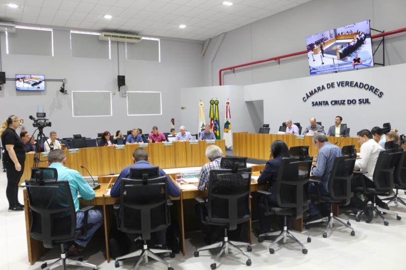 Com debate centrado no corte dos vales, sessão da Câmara de Vereadores aprova três projetos