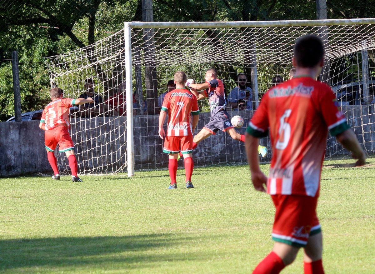 Pinheiral larga na frente na decisão da Copa CenterTech Informática