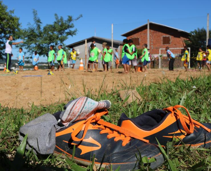 Com a bola no pé e a cabeça no futuro