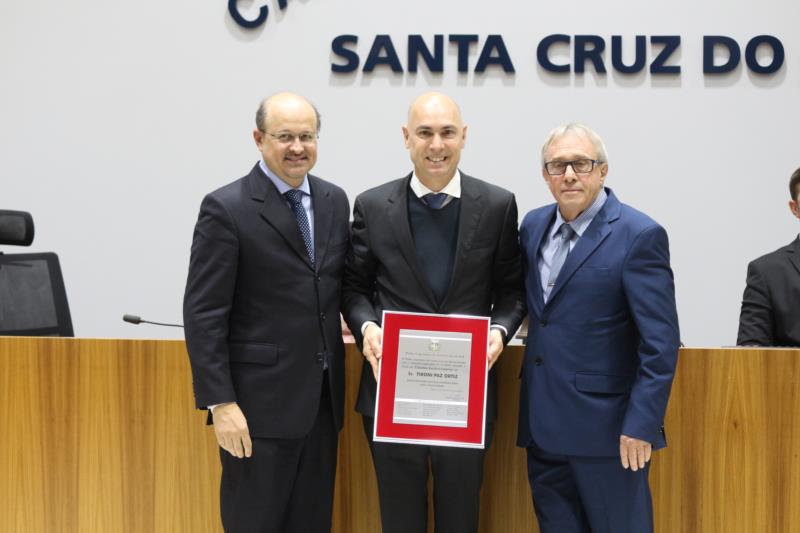 Empresário Tironi Paz Ortiz recebe o título de Cidadão Santa-cruzense