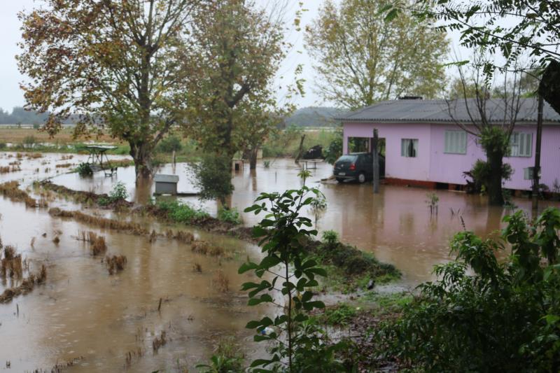 Água começa a chegar nas casas em Vera Cruz