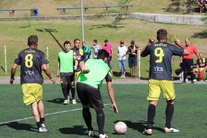 Aliança inaugura campo de futebol com iluminação