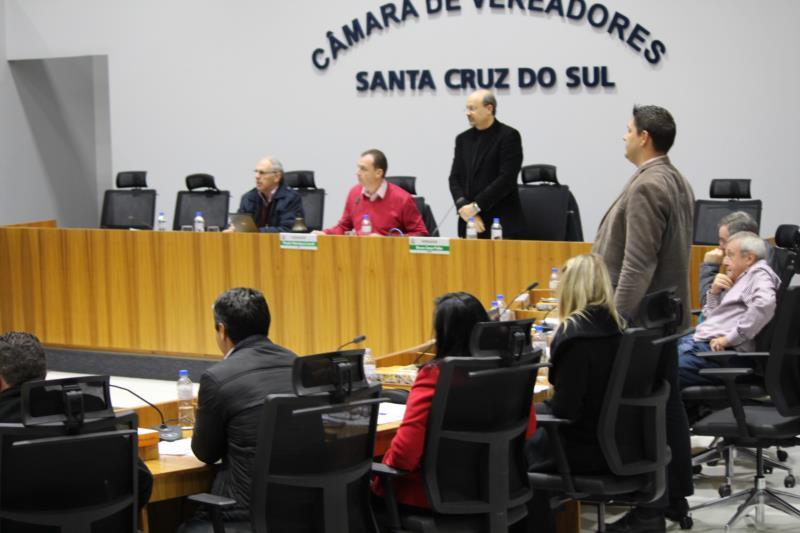 Primeira sessão do Legislativo recebe ingresso de 33 projetos