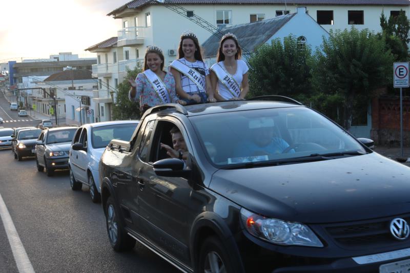 Trio de soberanas comemora em carreata pelas ruas de Vera Cruz