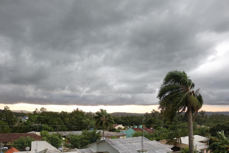 Defesa Civil alerta para a ocorrência de chuvas neste sábado