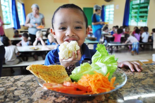 No prato dos estudantes, 96,3% do alimento vem da agricultura familiar