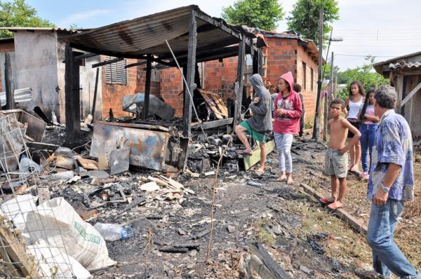 Três famílias aguardam ajuda após incêndio