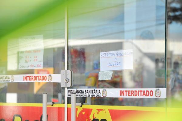 Vigilância interdita comércio no Centro de Vera Cruz