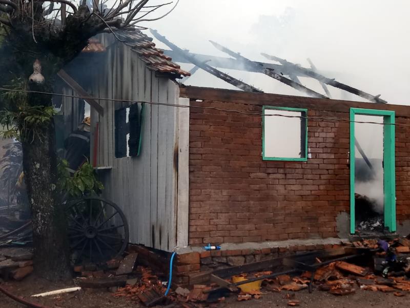 Casa pega fogo em Linha Andréas, em Vera Cruz