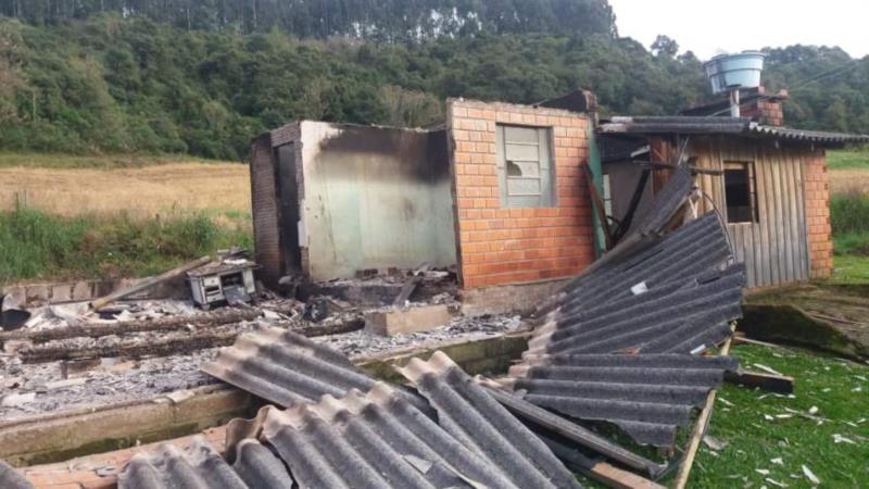 Casa é destruída pelo fogo no interior de Passa Sete