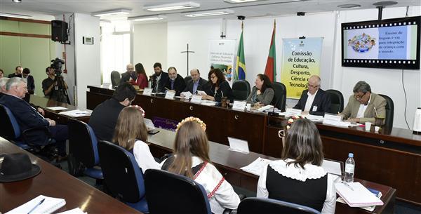 Currículo escolar poderá ter a inclusão de línguas e culturas locais