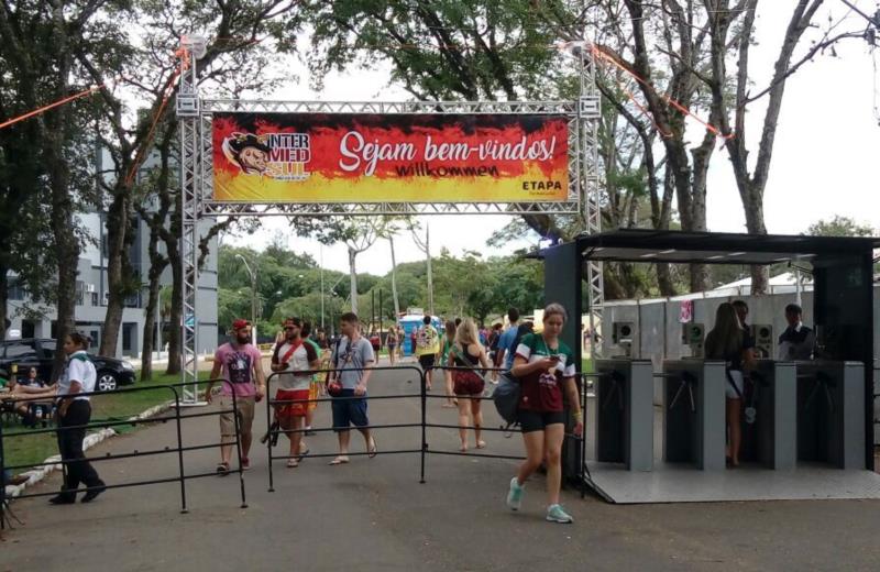 Cerca de três mil estudantes do Curso de Medicina se reúnem no Parque da Oktoberfest