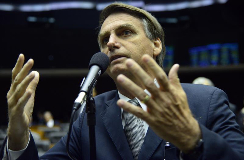 Bolsonaro lidera corrida presidencial em 1º e 2º turnos, aponta pesquisa