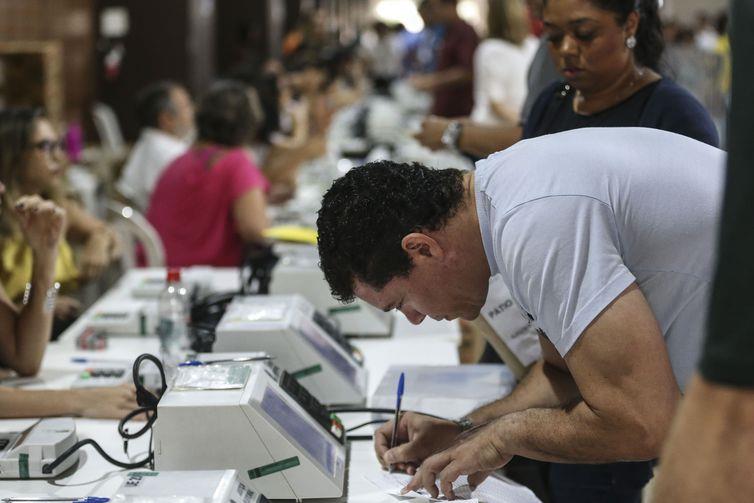 Eleitores em trânsito podem justificar ausência até as 17h