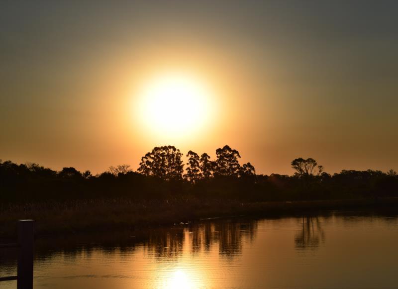 Lago Dourado passa por roçada e limpeza nesta terça-feira