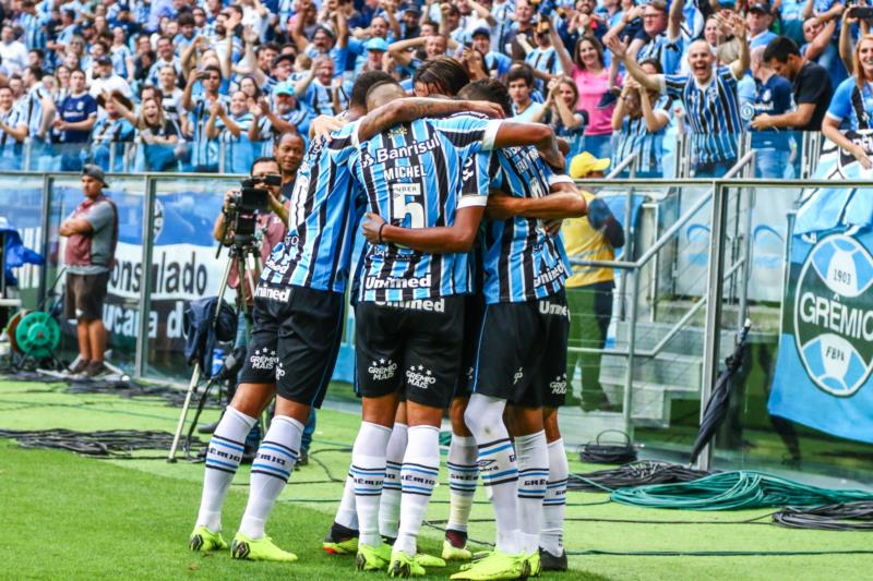 Com gols de Cícero e Everton, Grêmio vence a Chape na Arena