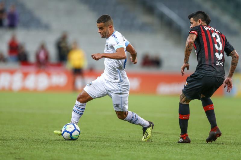 Com time alternativo, Grêmio acaba superado pelo Atlético-PR