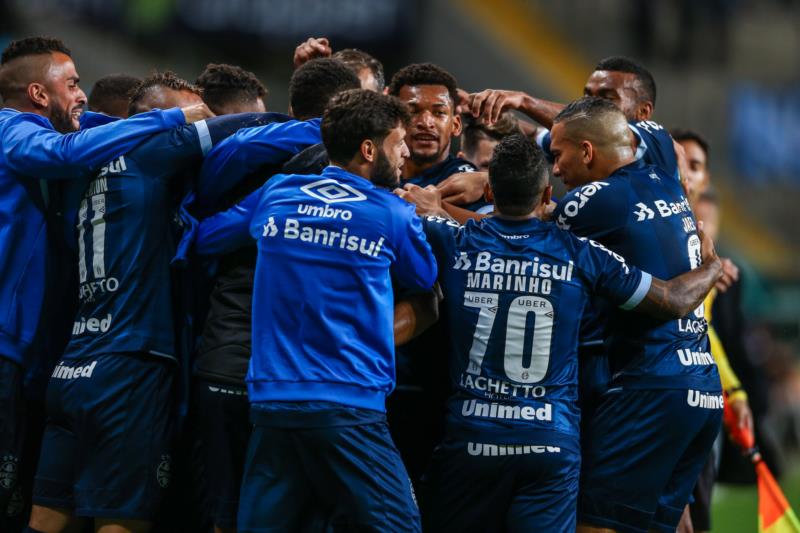 Com time reserva, Grêmio goleia o Vitória na Arena