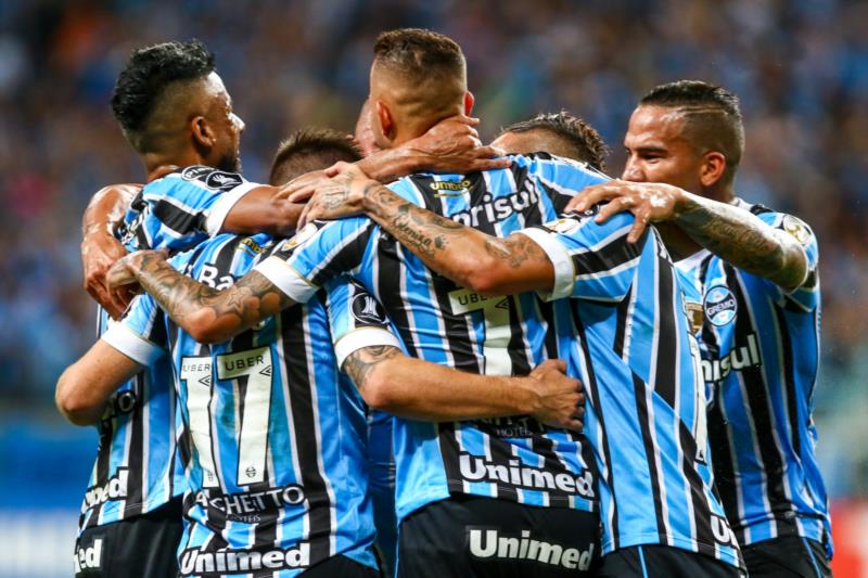 Grêmio faz cinco, goleia o Cerro Porteño e assume a liderança do Grupo 1