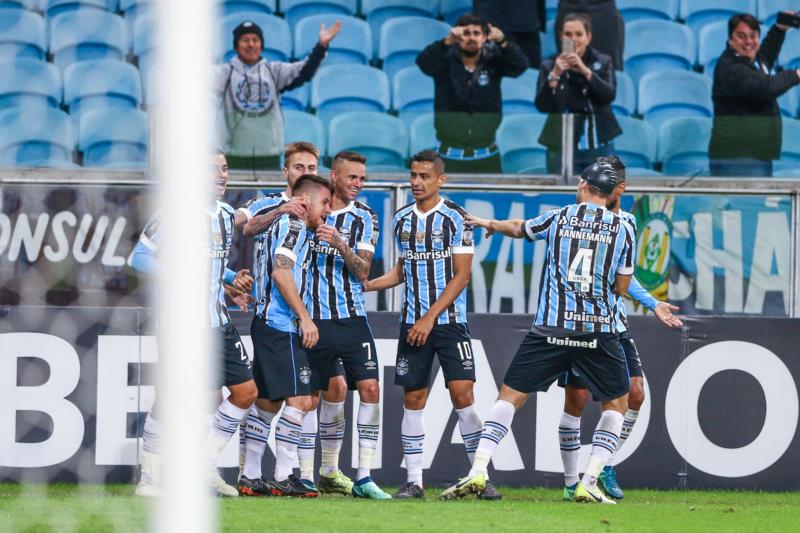 Grêmio vence o Defensor, é líder do grupo e segue na Libertadores